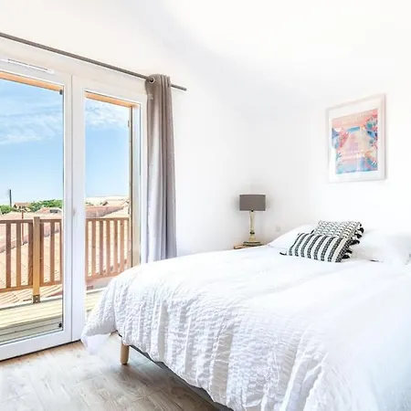 Lejlighed A 200 M De La *